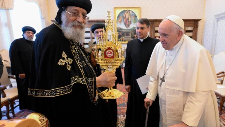 Hier werden Geschenke überreicht: Tawadros und Franziskus