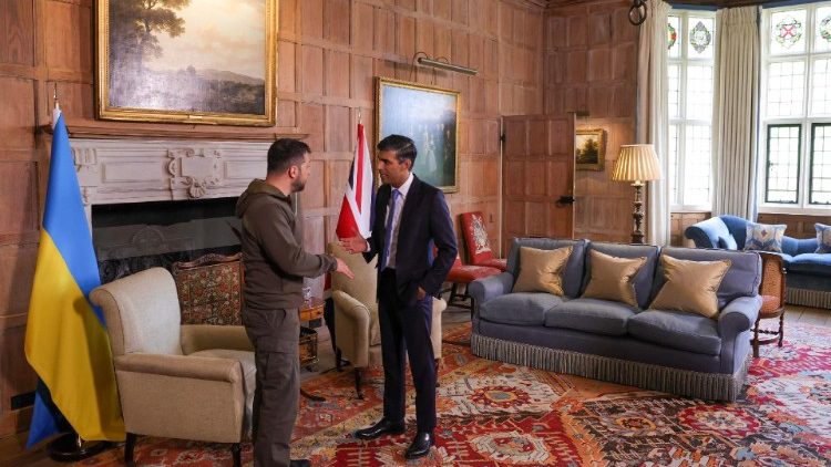 Il primo ministro britannico Sunak incontra il presidente ucraino Zelensky ai Chequers  (ANSA)