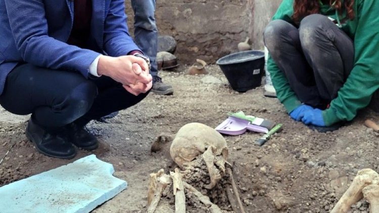 Gabriel Zuchtriegel (links) bei der Fundstelle in Pompeji