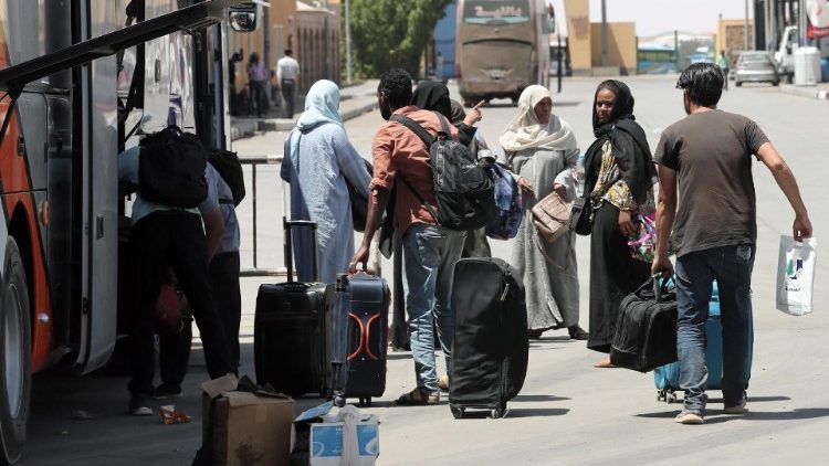 Personas que huyen del conflicto de ܻ娢 llegan al sur de Egipto