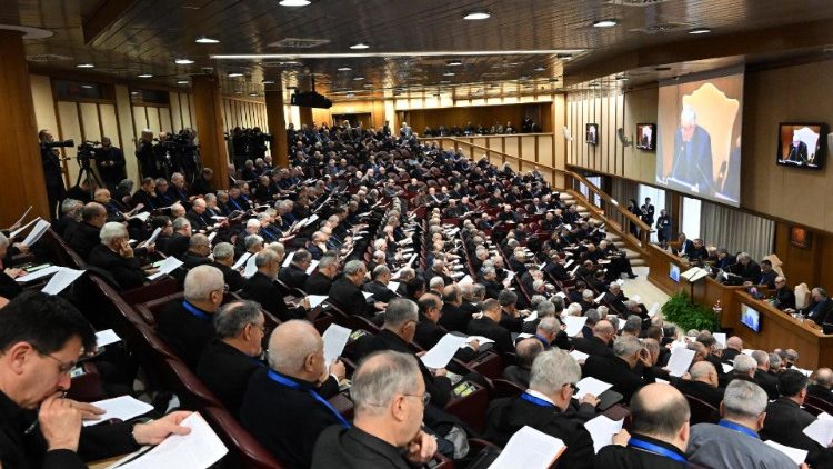 I vescovi italiani nell'Aula Nuova del Sinodo in Vaticano, ascoltano l'introduzione del cardinal Zuppi, presidente Cei, alla 77.ma assemblea generale