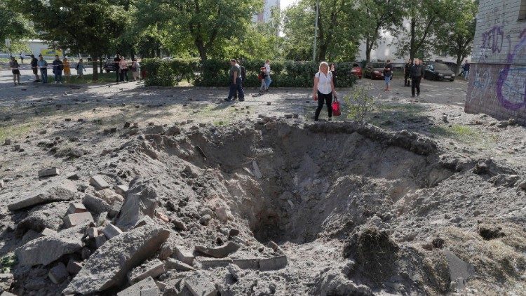 Il cratere di una granata vicino a un edificio residenziale dopo l'attacco missilistico a Kyiv