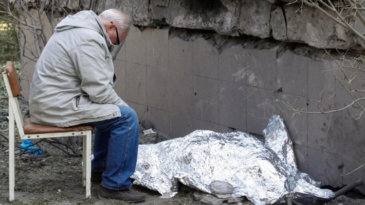 Um pai desolado ao lado do corpo coberto de uma menina de 9 anos perto de um centro de saúde danificado em um ataque de míssil russo em Kiev, Ucrânia, 01 de junho de 2023..