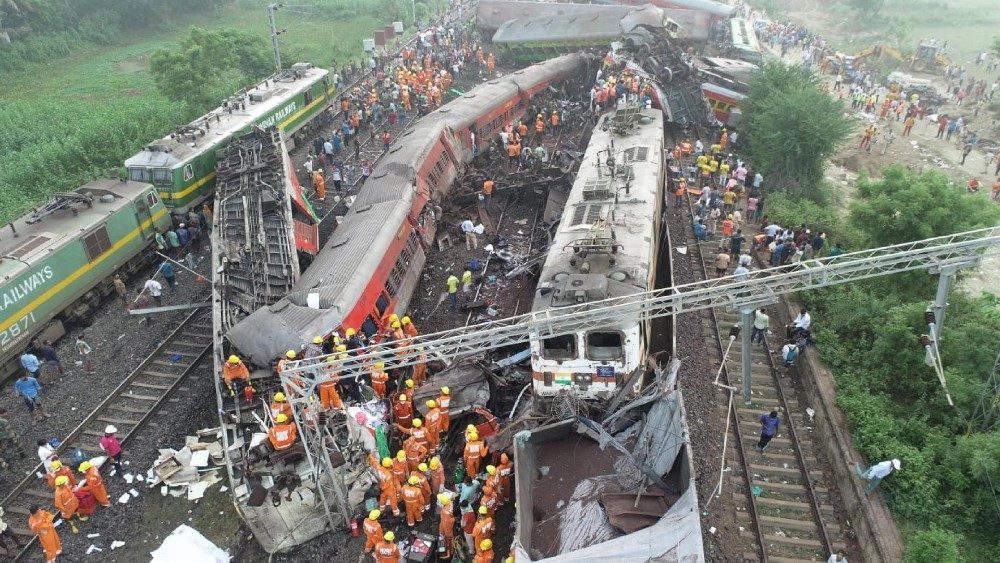 Foto disponibilizada pela For?a Nacional de Resposta a Desastres da ?ndia (NDRF) e tirada com um drone mostra o local de um acidente de trem em Odisha Balasore. EPA/For?a Nacional de Resposta a Desastres 