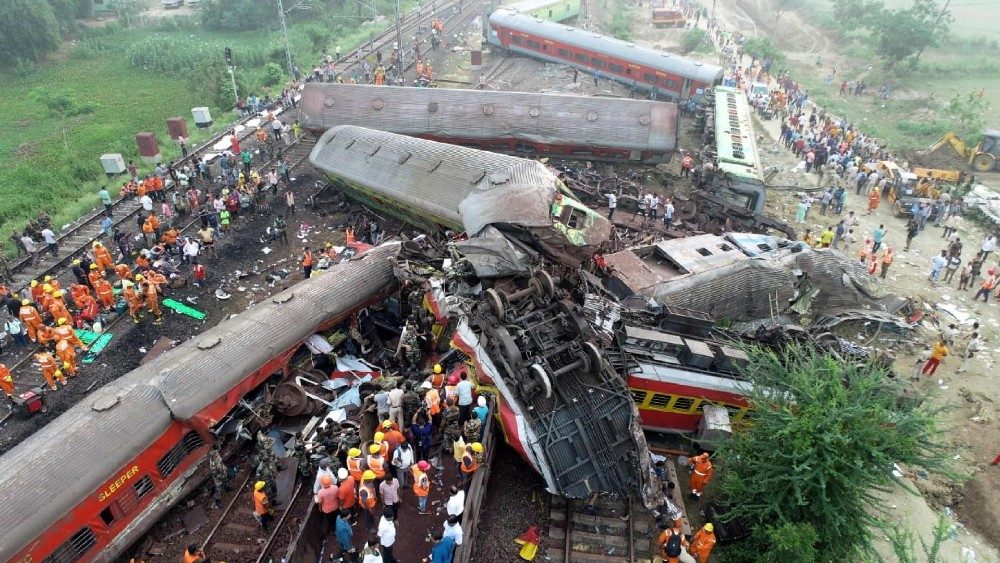 Foto disponibilizada pela For?a Nacional de Resposta a Desastres da ?ndia (NDRF) e tirada com um drone mostra o local de um acidente de trem em Odisha Balasore. EPA/For?a Nacional de Resposta a Desastres 