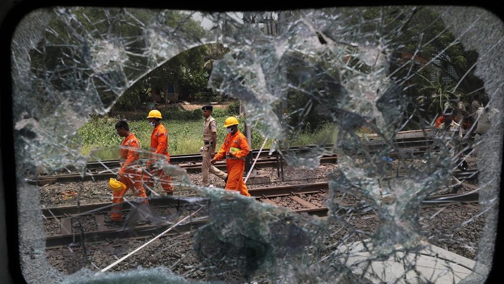 O resgate da For?a Nacional de Resposta a Desastres continua trabalhando no local de um acidente de trem em Odisha Balasore, ?ndia, 03 de junho de 2023. EPA/PIYAL ADHIKARY