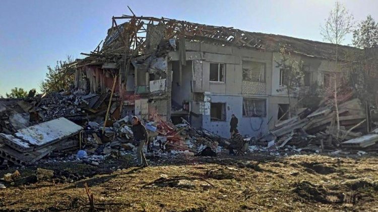 Uma foto de folheto disponibilizada pelo governador de Dnipropetrovsk Oblast, Serhiy Lysak, mostra as consequências de um foguete atingido na área de Dnipro, no centro da Ucrânia, em 4 de junho de 2023. . EPA/DNIPROPETROVSK REGIONAL STATE ADMINISTRATION 