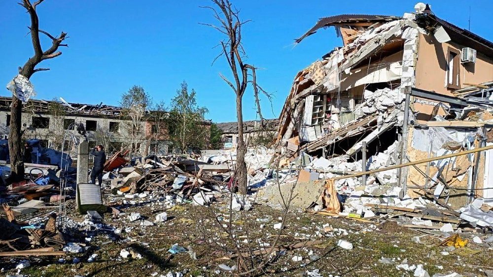 Uma foto de folheto disponibilizada pelo governador de Dnipropetrovsk Oblast Serhiy Lysak mostra as consequncias de um foguete atingido na rea de Dnipro, Ucr?nia central, 04 de junho de 2023, em meio  invas?o russa