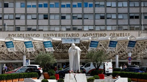 Papst in Gemelli-Klinik für Operation