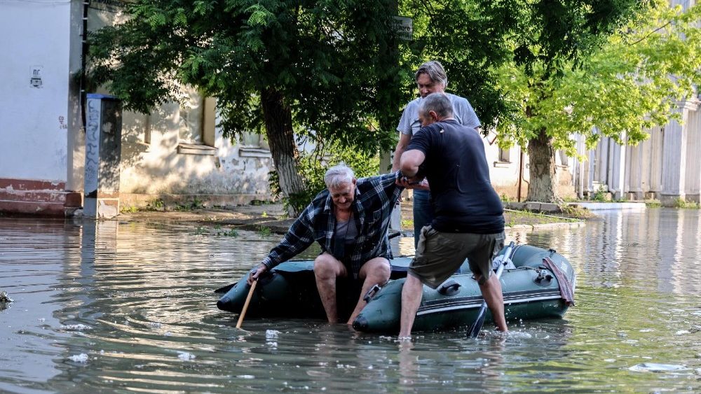 Pessoas caminham em uma rua inundada de Kherson, Ucr?nia, 06 de junho de 2023. A Ucr?nia acusou as for?as russas de destruir uma represa crtica e uma usina hidreltrica no rio Dnipro, na regi?o de Kherson, ao longo da linha de frente no sul da Ucr?nia, em 06 de junho. EPA/IVAN ANTYPENKO
