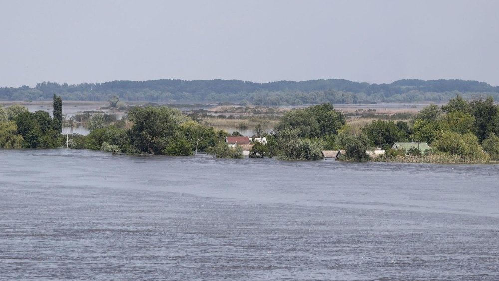 Esta vis?o geral mostra uma rea parcialmente inundada de Kherson em 6 de junho de 2023, aps danos sofridos na barragem da UHE Kakhovka. A destrui??o parcial em 6 de junho de uma grande represa controlada pela Rssia no sul da Ucr?nia desencadeou uma torrente de gua que fez com que as pessoas fugissem das enchentes na linha de frente da guerra. (Foto de STRINGER/AFP)