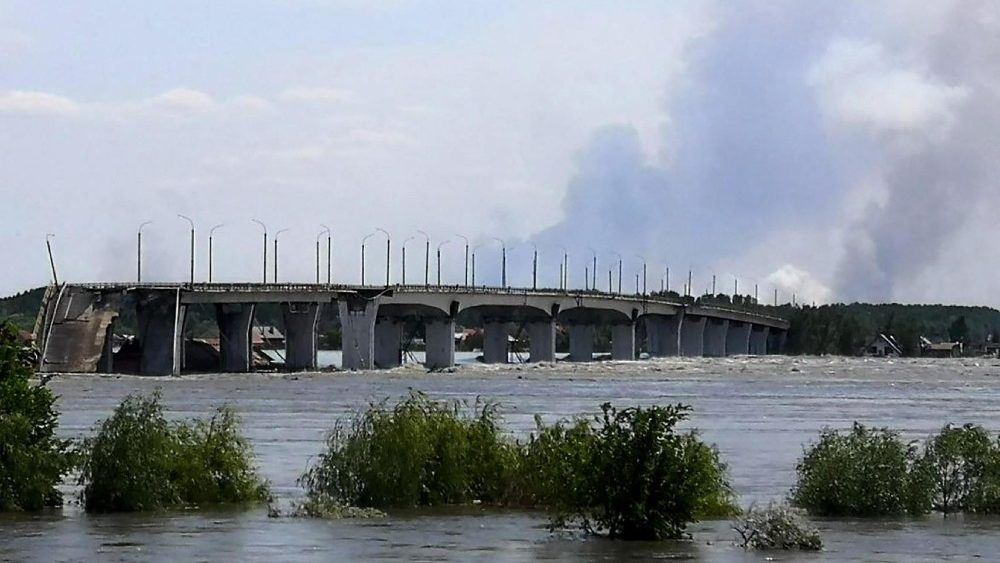 Esta vis?o geral mostra uma rea parcialmente inundada perto da ponte Antonovskiy (REAR) nos arredores de Kherson, em 6 de junho de 2023, aps danos sofridos na barragem hidreltrica de Kakhovka. (Photo by Oleg TUCHYNSKY / AFP)