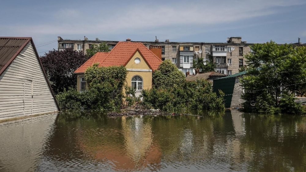 Uma rea inundada de Kherson, Ucr?nia, 07 de junho de 2023. A Ucr?nia acusou as for?as russas de destruir uma represa crtica e uma usina hidreltrica no rio Dnipro na regi?o de Kherson ao longo da linha de frente no sul da Ucr?nia em 06 de junho. EPA/MYKOLA TYMCHENKO
