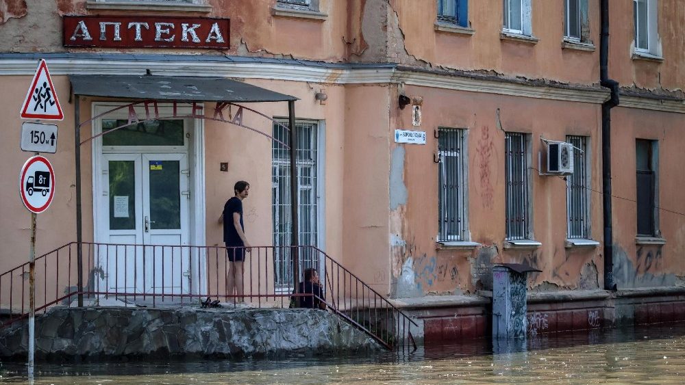 Um homem observa uma rea inundada em Kherson, Ucr?nia, 07 de junho de 2023. A Ucr?nia acusou as for?as russas de destruir uma represa crtica e uma usina hidreltrica no rio Dnipro na regi?o de Kherson ao longo da linha de frente no sul da Ucr?nia em 06 de junho. EPA/MYKOLA TYMCHENKO