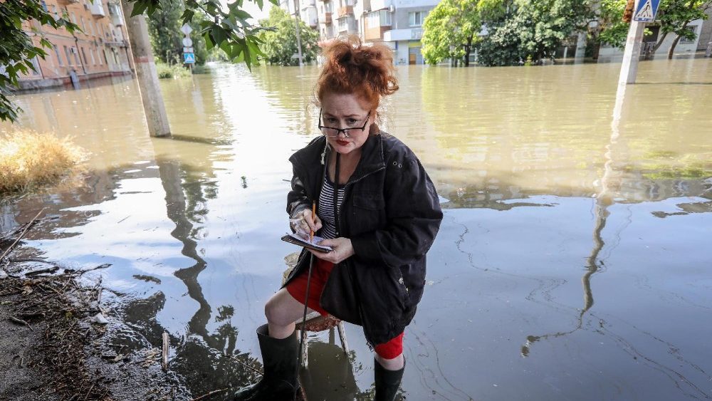 Uma mulher em uma rua inundada de Kherson, Ucr?nia, 07 de junho de 2023. A Ucr?nia acusou as for?as russas de destruir uma represa crtica e uma usina hidreltrica no rio Dnipro, na regi?o de Kherson, ao longo da linha de frente no sul da Ucr?nia, em 06 de junho. EPA/MYKOLA TYMCHENKO