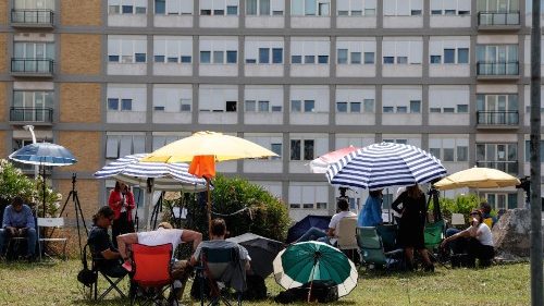 Der Papst im Gemelli-Krankenhaus: Wie geht es weiter?