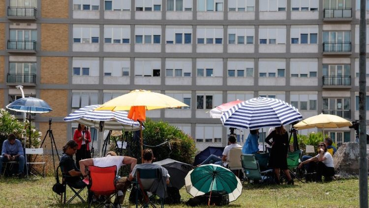Es herrscht gro?es mediales Interesse am Gesundheitszustand des Papstes - bereits am Mittwochnachmittag sammelten sich die Journalisten vor dem Gemelli-Klinikum