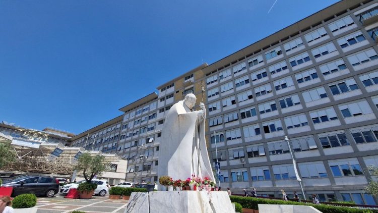A római Gemelli-kórház, ahol Ferenc pápát műtötték szerdán délután