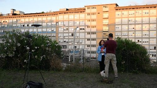 El Papa Francisco en el Hospital Gemelli, anoche también evolucionó bien