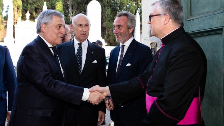 Antonio Tajani trifft an der Magistralvilla zu den EVP-Studientagen ein