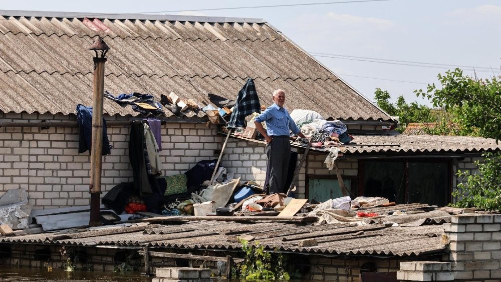 Um residente local no telhado de sua casa na rea inundada de Kherson, Ucr?nia, 09 de junho de 2023. A Ucr?nia acusou as for?as russas de destruir uma represa crtica e uma usina hidreltrica no rio Dnipro na regi?o de Kherson ao longo da linha de frente no sul Ucr?nia em 06 de junho, levando  inunda??o de vrios assentamentos. EPA/MYKOLA TYMCHENKO
