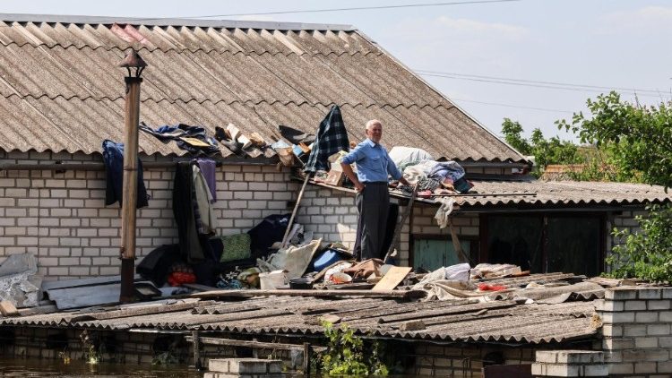 La ville de Kherson inondée après la rupture du barrage de Kakhovka. 