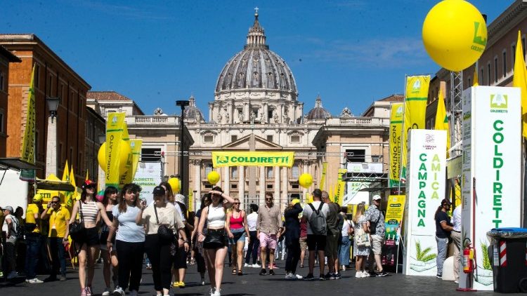 Rzym, Via della Conciliazione przed Placem św. Piotra z szeregiem punktów zorganizowanych z racji wydarzenia #NotAlone
