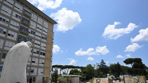 Au Gemelli, le Pape se rétablit, entre travail et prière