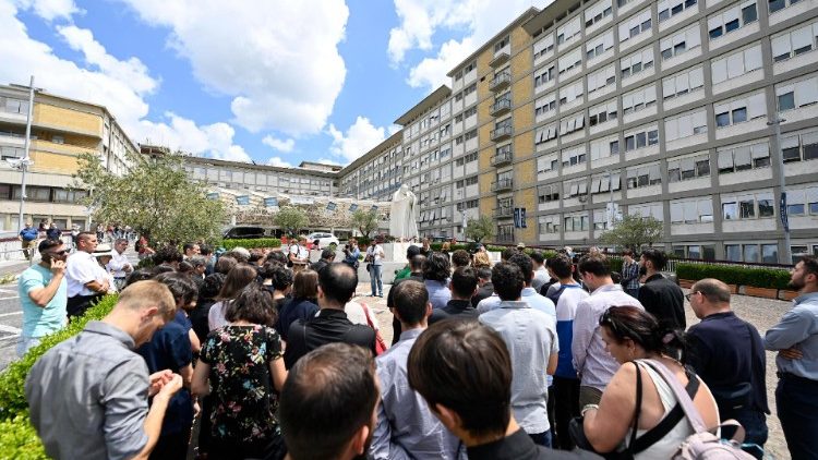 Fiis unidos ao Papa diante do Gemelli na hora do Angelus