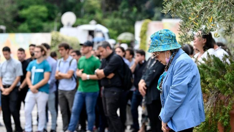 Fieles en el hospital Gemelli para rezar el ?ngelus junto al Papa