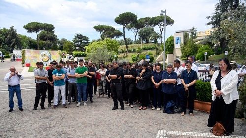 L'abbraccio dei fedeli e degli infermieri al Papa