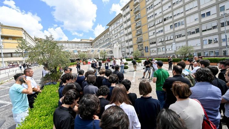Credincio?i la Spitalul Gemelli pentru a se ruga "Angelus" ?n comuniune cu papa Francisc