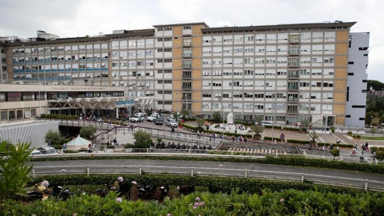 Vor dem Gemelli-Krankenhaus