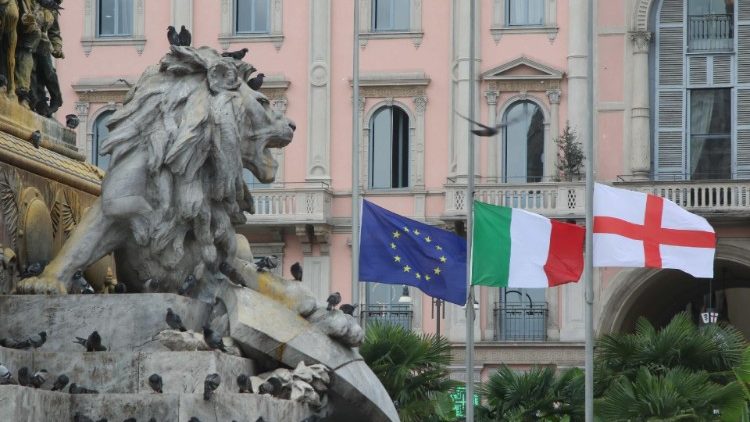 Drapeaux europen, italien, milanais, en berne, piazza della Scala,  Milan (Italie), le 13 juin 2023. 