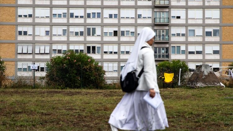 Eine Ordensfrau vor der Gemelli-Klinik