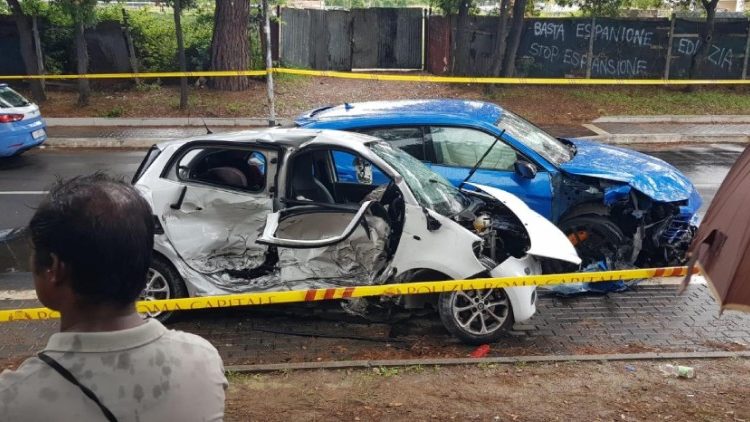 Os veículos envolvidos no acidente, logo após a colisão fatal