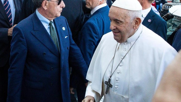 A pápa elhagyja a kilinikát