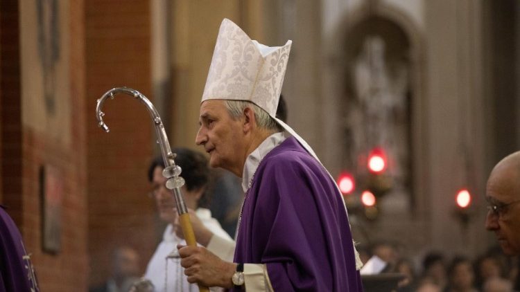 Kardyna? Zuppi podczas liturgii
