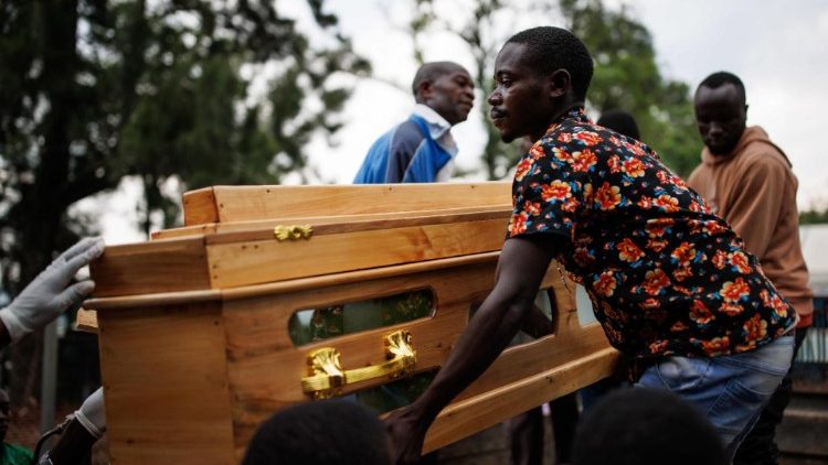 Angeh?rige tragen einen Sarg mit der Leiche eines Opfers eines Schulanschlags aus einer Leichenhalle in Mpondwe, Uganda