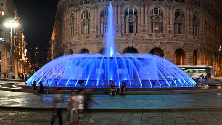 Sehenswrdigkeiten werden blau beleuchtet, um an den Weltflchtlingstag zu erinnern (hier: Brunnen am De-Ferrari-Platz in Genua)