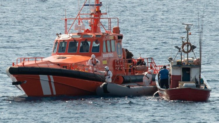 Localizada frente a la costa de Los Cocoteros, Espa?a,  una lancha neumtica con 53 inmigrantes a bordo