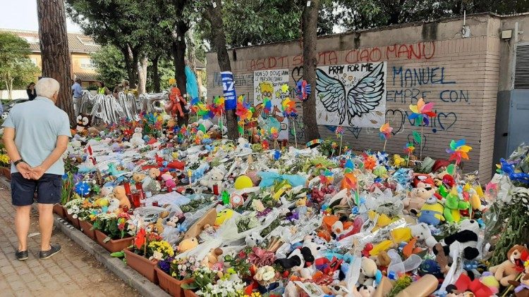 No local da colis?o fatal, tantas homenagens com flores, mensagens e brinquedos
