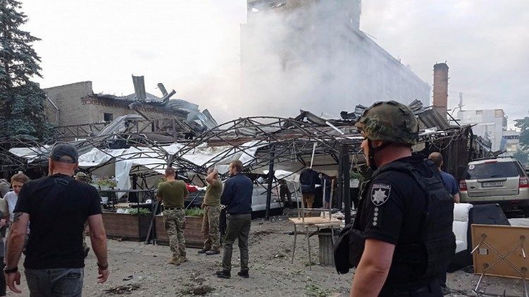 Uma foto disponibilizada pelo National Police press servisse mostra equipes de resgate e policiais ucranianos trabalhando no local atingido por um foguete no centro de Kramatorsk, área de Donetsk, Ucrânia, em 27 de junho de 2023 EPA/Polícia Nacional da Ucrânia 