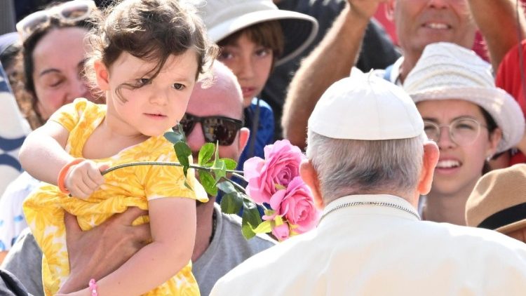 M?e segura sua filha que oferece flores ao Papa Francisco na Audincia Geral de 28/06/2023