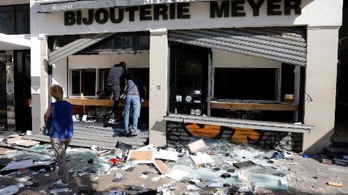 Francia, il vescovo di Nanterre: davanti alla violenza, è urgente riaprire il dialogo