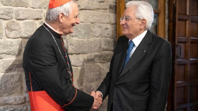La stretta di mano tra il cardinale Zuppi e il presidente Mattarella 