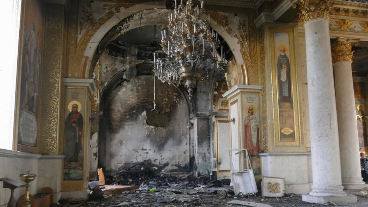 Catedral da Transfiguração em Odessa após ser atingida por míssil russo. EPA/Igor Tkachenko