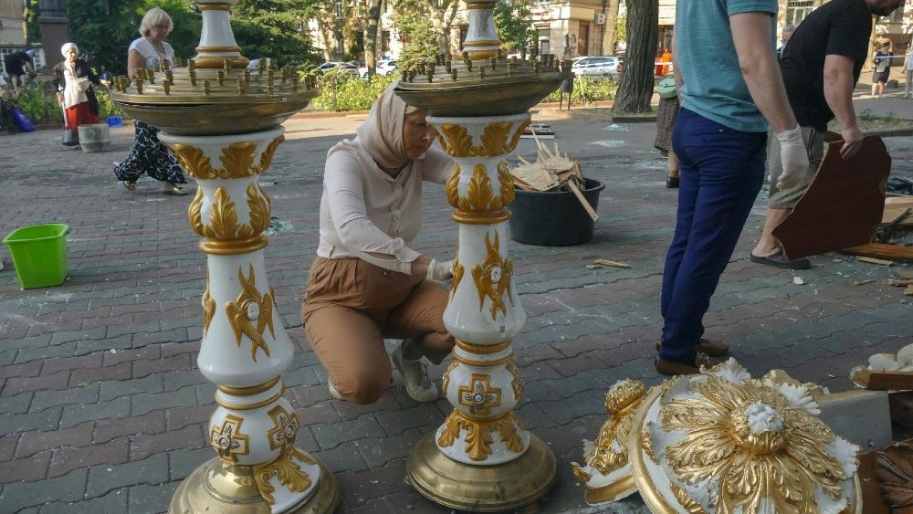 A Odessa colpita la cattedrale della Trasfigurazione. Si cerca di recuperare quanto scampato alla distruzione (ANSA)