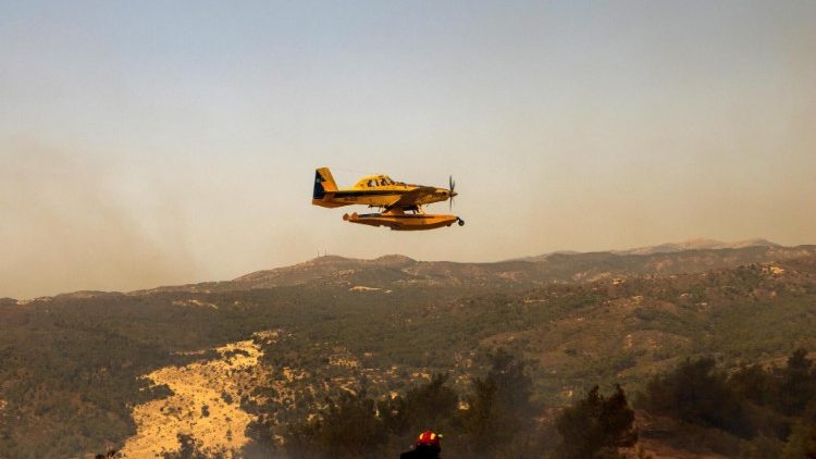 In Grecia 64 incendi in un giorno, allerta anche a Karystos, Aigio e Corfù