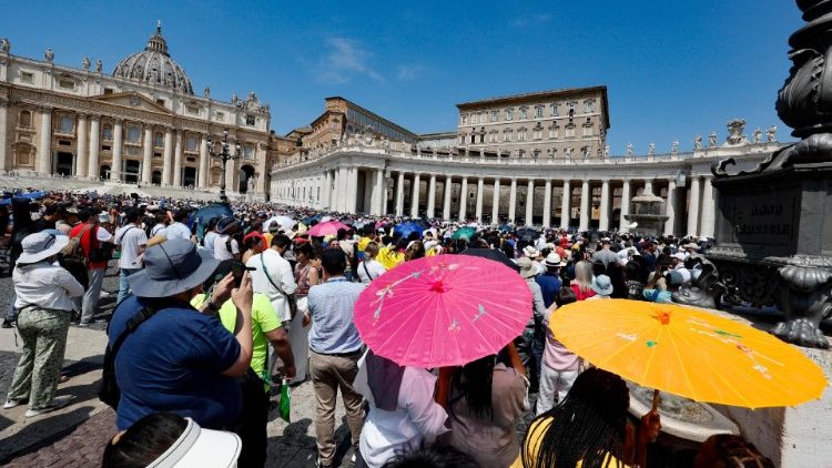 Los fieles y peregrinos que se dieron cita en la Plaza de San Pedro para la ǰ del ngelus